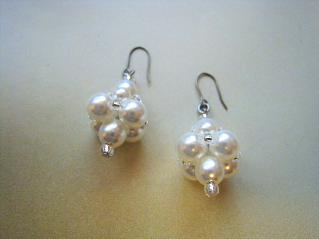 Silky Pearl Pierced Earrings / M : White Bridal* - 耳环/耳夹 - 珍珠 白色