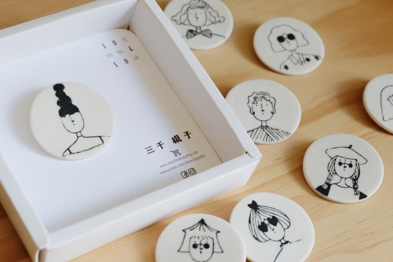 三千根子白瓷黑白胸针 - 胸针 - 陶 白色