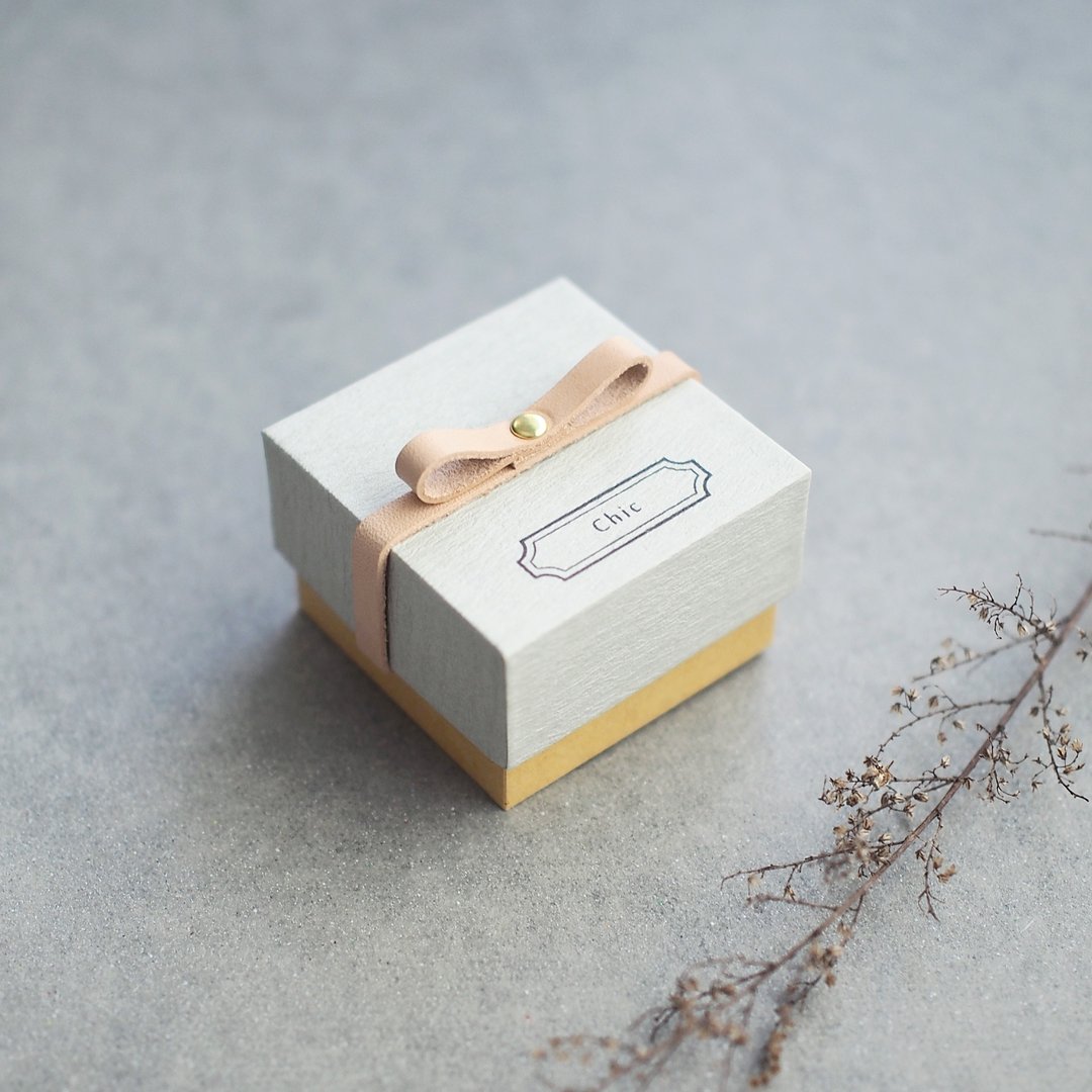 Chic Gray) A small gift box with genuine leather that conveys your feelings - 包装材料 - 纸 灰色
