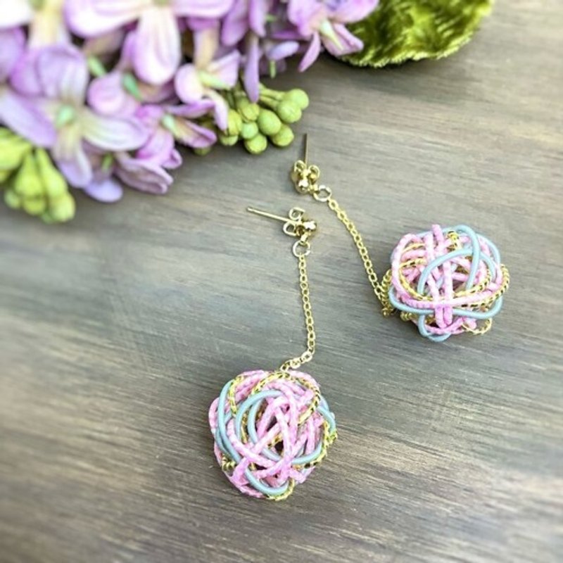水引 卷绕圆球耳环【春霞】摇曳 粉色 灰色 柔和色彩 - 耳环/耳夹 - 其他材质 粉红色