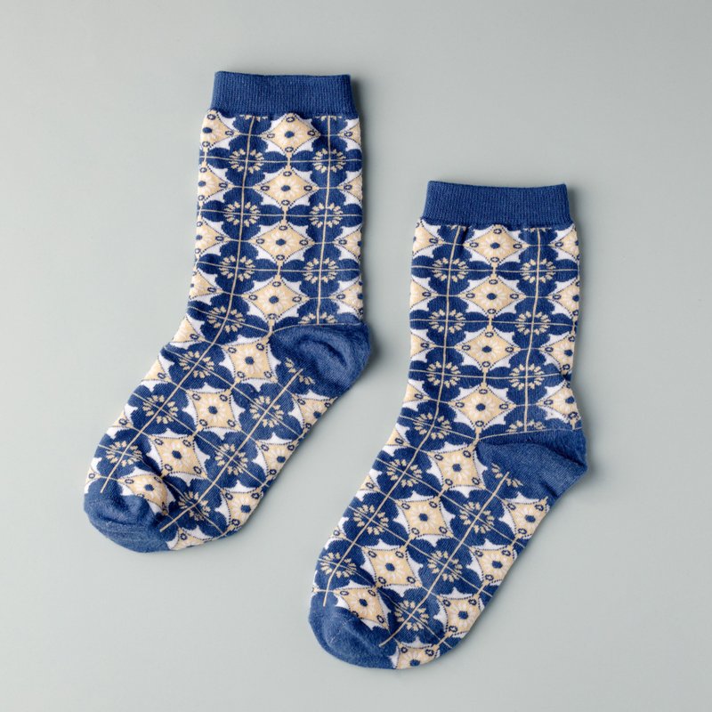 【克风邪衫姊妹】惊风 Therapy 蓝白花砖袜 - 袜子 - 棉．麻 蓝色