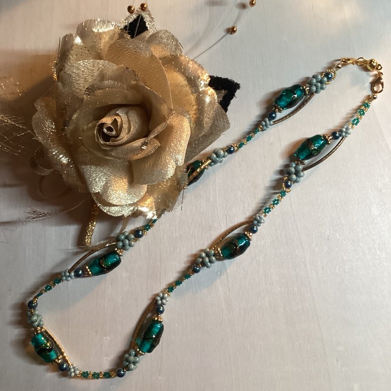 手工项链，饰有绿色灯工玻璃珠 - 项链 - 玻璃 绿色