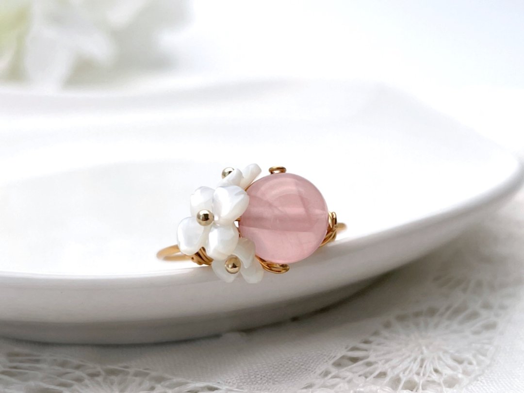 Blossoms - Rose Quartz and Mother of Pearl Wire Ring - 戒指 - 宝石 粉红色