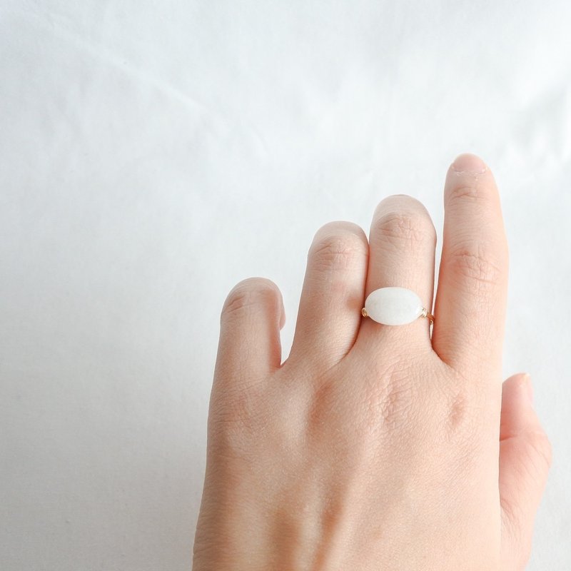 White Jade – Oval – Gold ring – Natural Stone Ring - 戒指 - 其他金属 白色