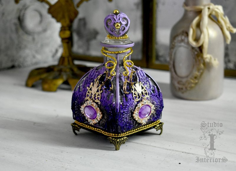 淡紫色玻璃瓶香水或芳香油梳妆台装饰 - 摆饰 - 玻璃 紫色