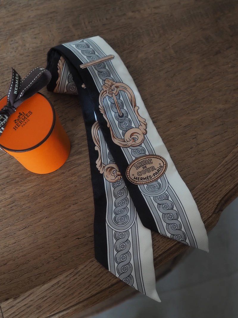 HERMES Bride de Cour Twilly 丝巾 爱马仕 宝马双鞍图纹 丝巾 白色 黑色 古董精品 - 丝巾 - 丝．绢 白色