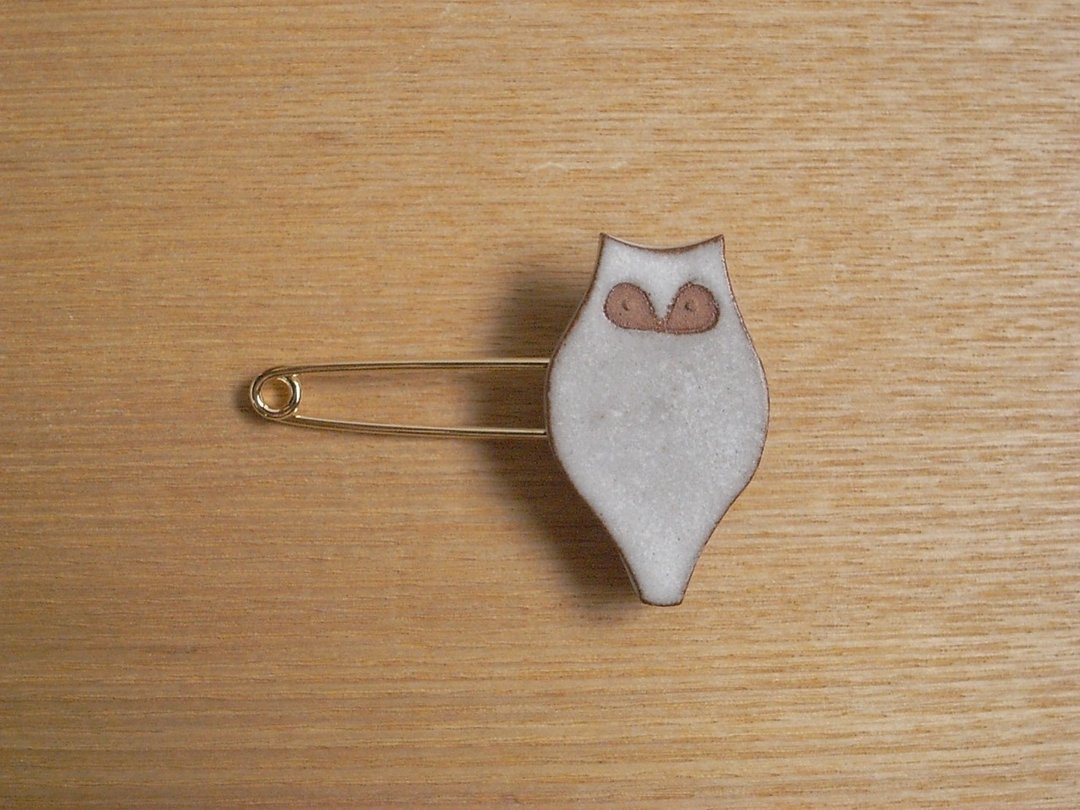 Handmade pottery owl brooch pin - 胸针 - 陶 白色