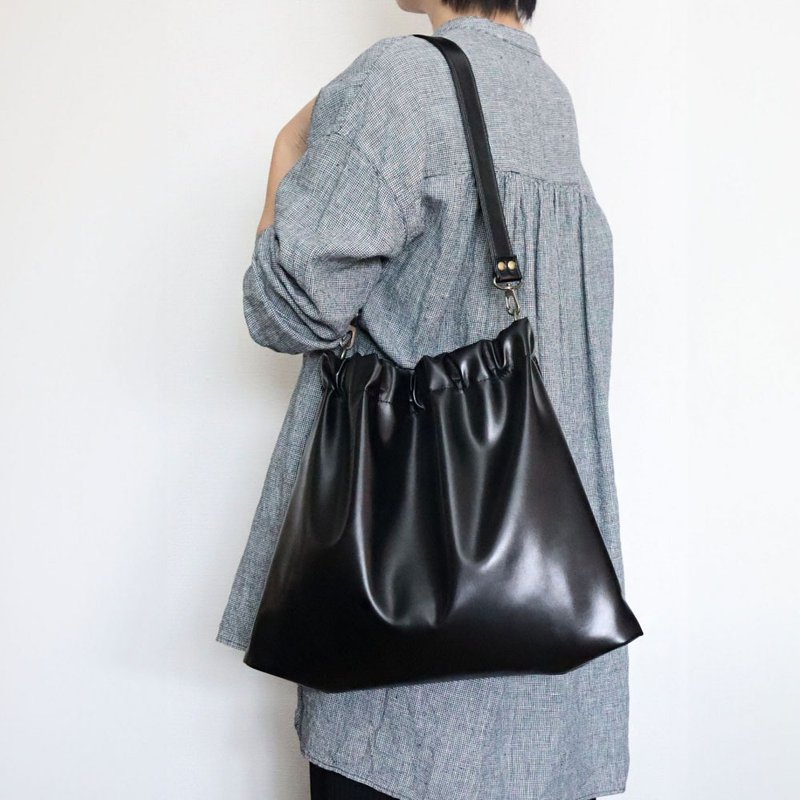 超轻盈肩背托特包│抗刮耐水│日本制高品质人造皮革 - 侧背包/斜挎包 - 其他材质 黑色