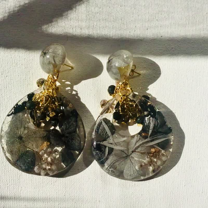 黑色绣球花耳环 – 真实花朵树脂饰品 - 耳环/耳夹 - 树脂 灰色