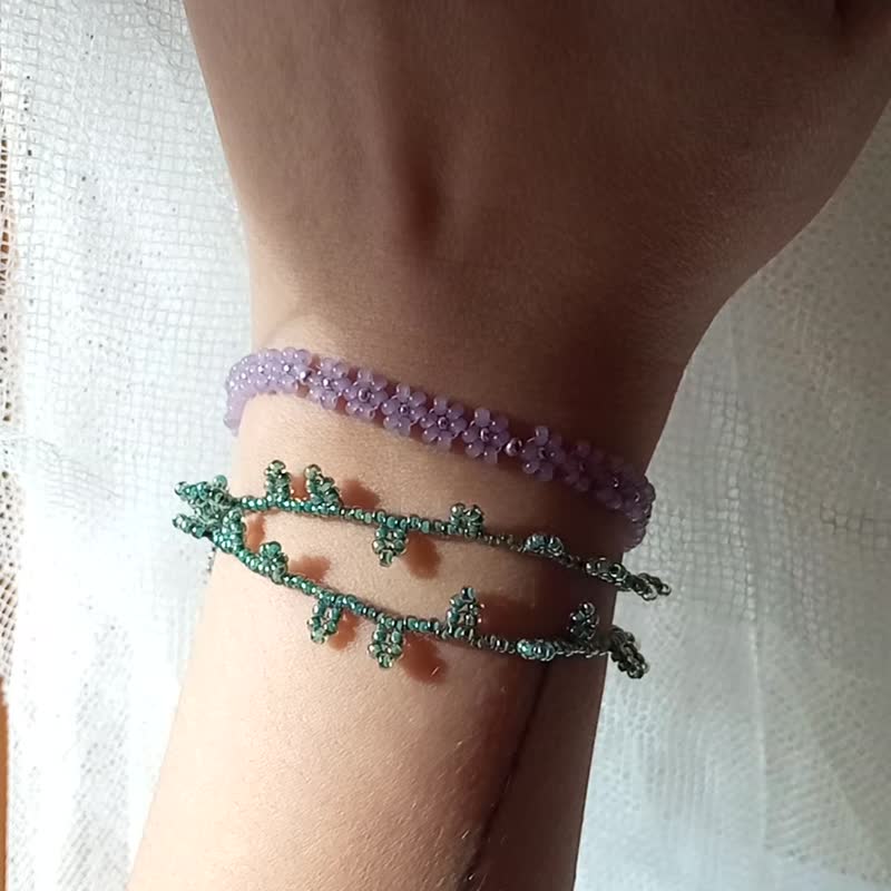 Lavender beaded flower bracelet, handwoven friendship bracelet in purple color - 手链/手环 - 玻璃 紫色