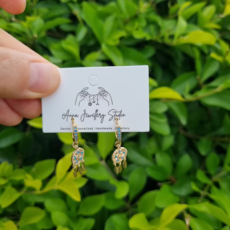 波希米亚风金色捕梦网耳扣，缀以绿松石点缀。精致金色 - 耳环/耳夹 - 宝石 蓝色