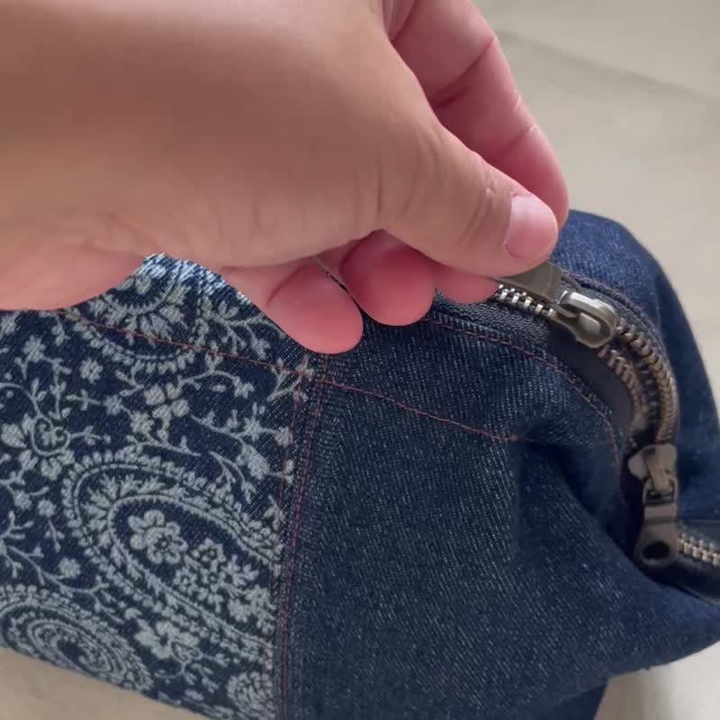 Denim Patchwork Big Pouch - 化妆包/杂物包 - 棉 蓝色