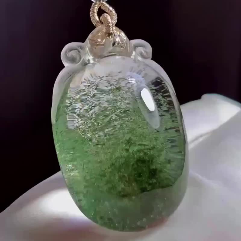 天然绿幽灵无事牌挂件晶体通透 款式独特 规格41*25*20Mm20mm - 吊饰 - 水晶 