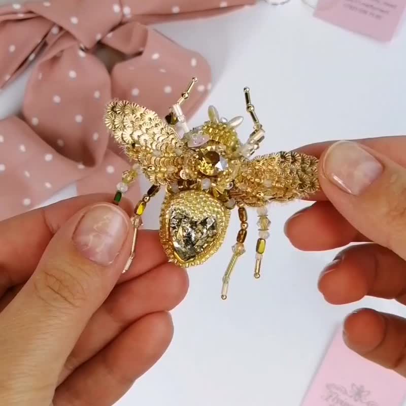 Brooch bee Gold / flyinsect /Handmade brooch /Cristal brooch /insect brooch - 胸针 - 水晶 金色