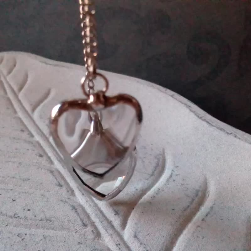 Tiny HEART stainglass lens earrings.  valentine earrings. cool clear earrings. - 耳环/耳夹 - 玻璃 透明