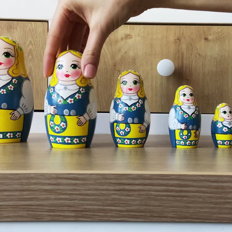 Russian Matryoshka Dolls 7 pcs - Nesting Dolls in Swedish Traditional Costume - 玩具/玩偶 - 木头 多色