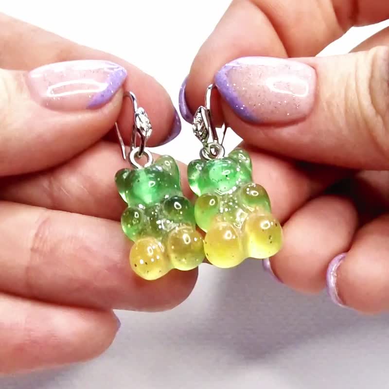 Earrings Handmade Gummy bears green and yellow - 耳环/耳夹 - 玻璃 绿色