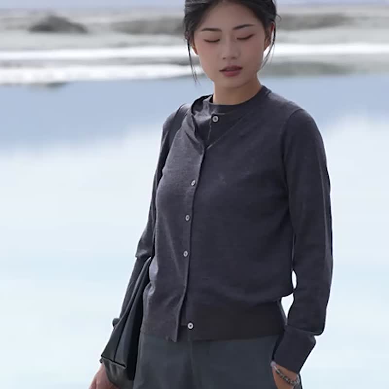 黑/灰 秋冬纯色松弛感纽扣开衫 德国羊毛扬子纱针织开衫外套 - 女装针织衫/毛衣 - 羊毛 灰色