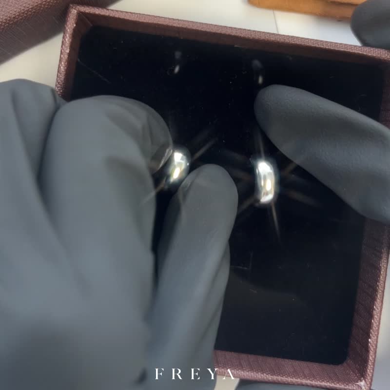 FREYA 小C弧形耳环 925银 - 耳环/耳夹 - 纯银 