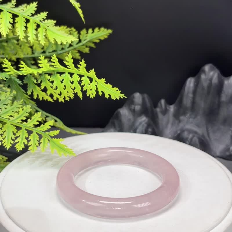 粉晶手镯 53MM 冰润闪片圆条粉色玫瑰石英手环 增强魅力 吸引正缘 - 手链/手环 - 水晶 粉红色