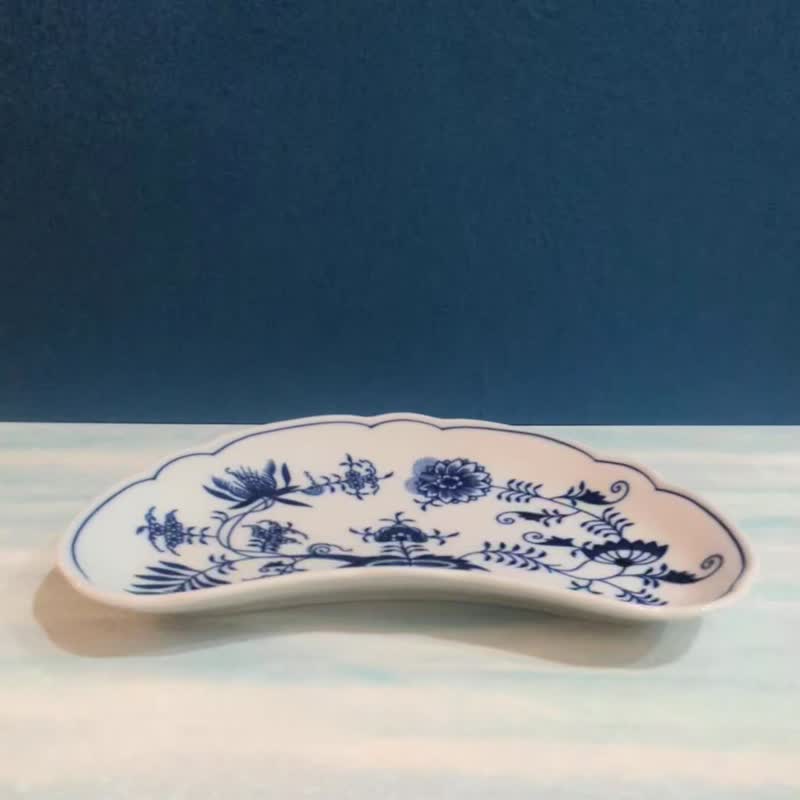 布拉格高堡经典弯月盘 -22CM / 婚礼 / 母亲节礼盒 - 盘子/餐盘/盘架 - 瓷 白色
