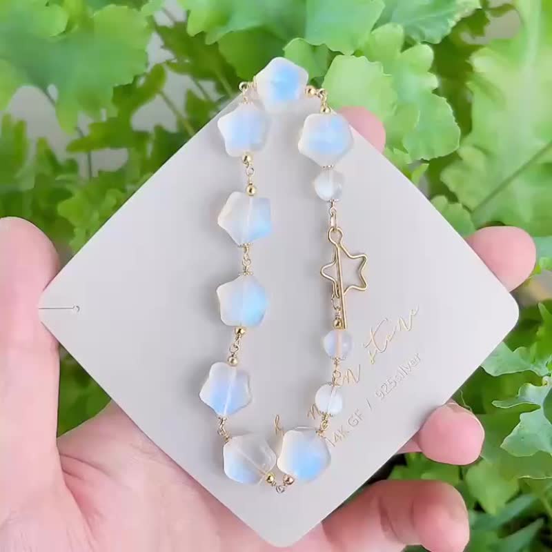情绪安放 / 雾气中的星光  斯里兰卡蓝晕月光石胖嘟星手链  14K - 手链/手环 - 水晶 蓝色
