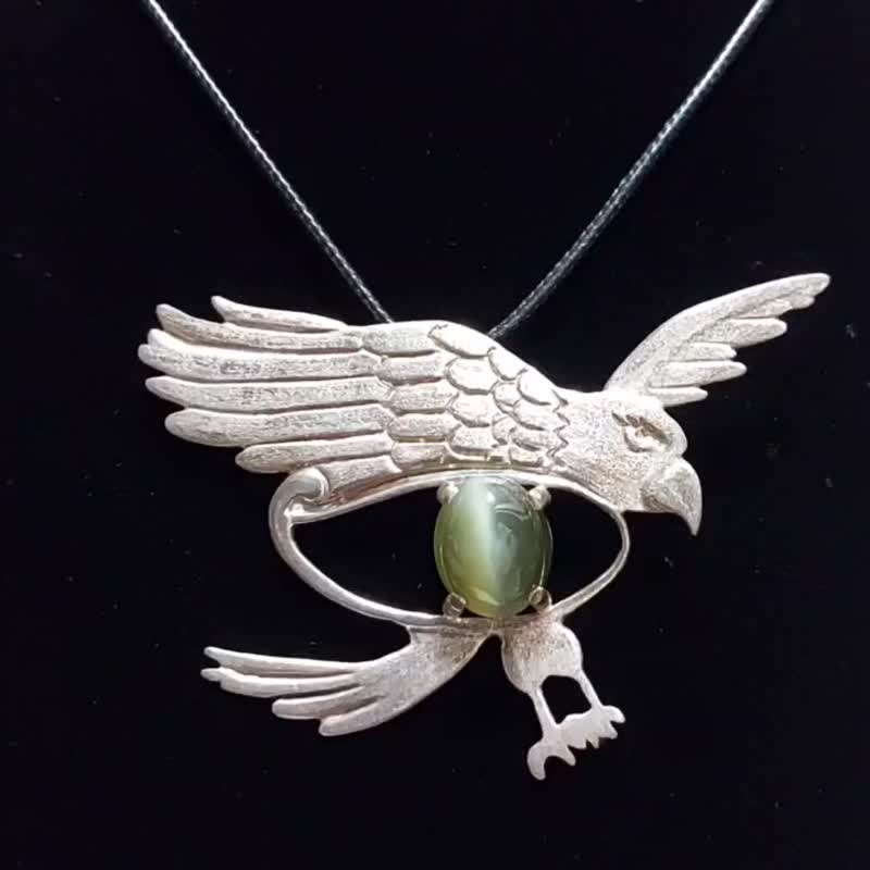 JadeStyle【纯银飞鹰 | 荷鲁斯之眼】手作台湾猫眼玉胸针项链 - 胸针 - 玉石 绿色