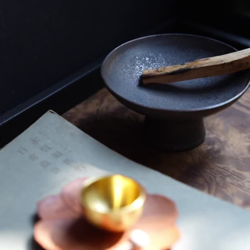 高台陶香盘 日式极简香托 圣木/锥香/线香 附赠随机香插 - 香薰/精油/线香 - 陶 黑色
