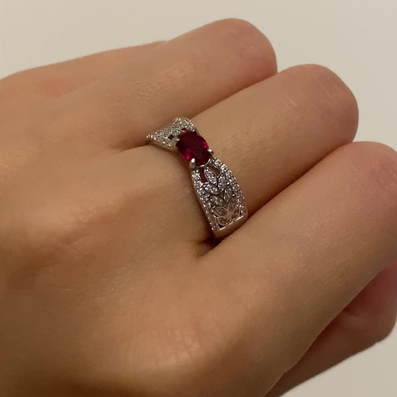 0.50ct Oval Ruby 戒指/ 925纯银镀18K白金/ 合成红宝/ 方晶锆石 - 戒指 - 纯银 红色