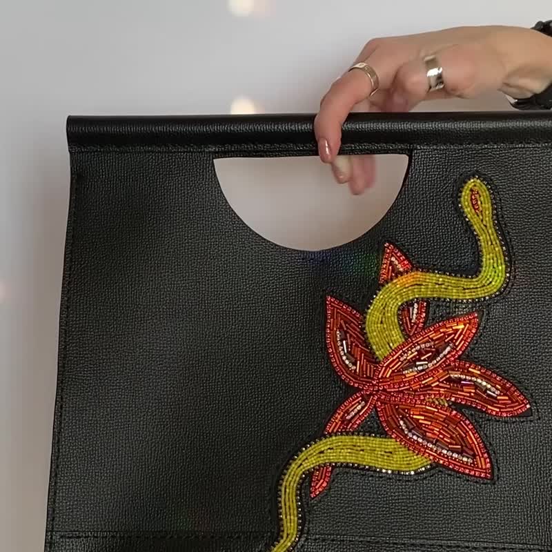 黑色皮革手提包，饰有蛇与花卉刺绣 - 手提包/手提袋 - 真皮 