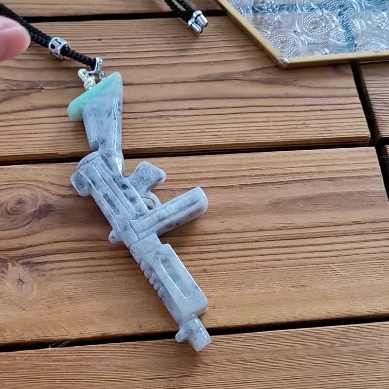 【亲翠】天然翡翠 冰乌鸡带绿手雕翡翠步枪调整式绳链 军事迷小物 - 项链 - 玉石 多色