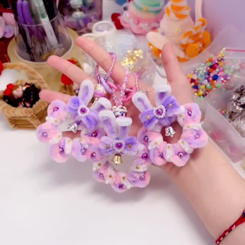 原創糖果系粉紫兔子祈願花環掛件 - 胸针 - 其他材质 粉红色