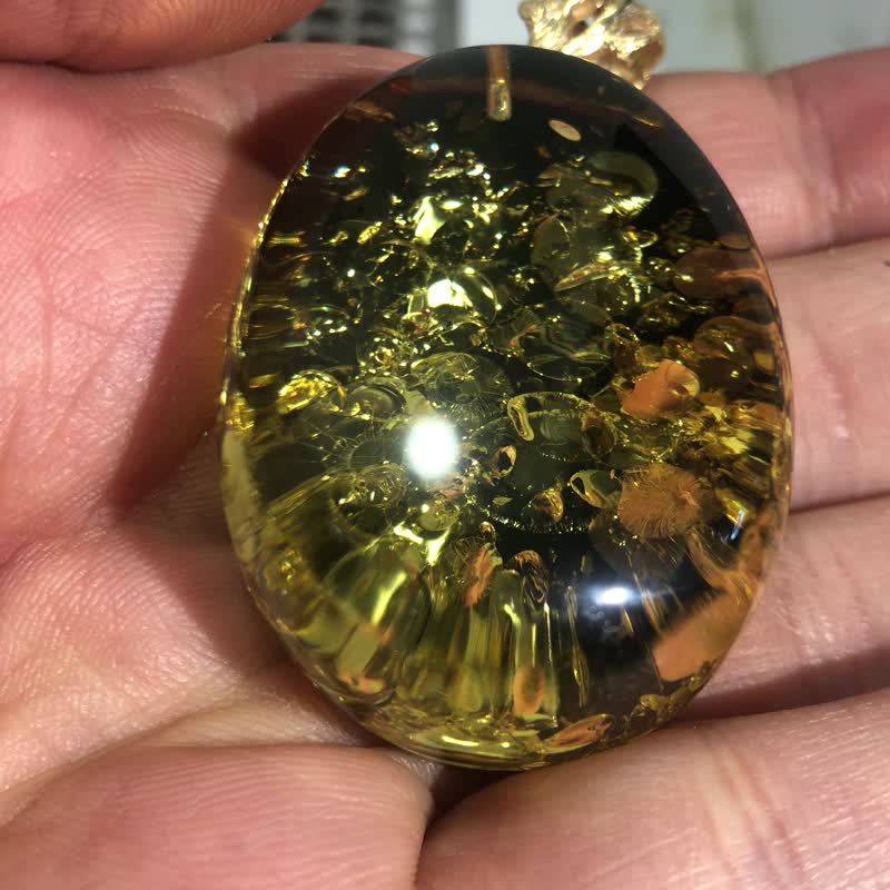 大型纯绿色琥珀吊坠 底有天然皮壳 闪烁着美丽的金光 华丽现代 - 项链 - 半宝石 绿色