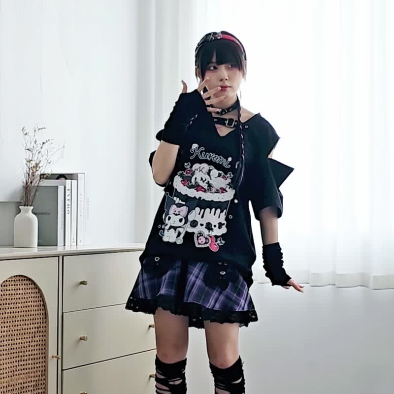 原创三丽鸥SANRIO授权酷洛米扣带拉链露肩庞克风V领短袖T恤JJ5072 - 女装 T 恤 - 棉．麻 