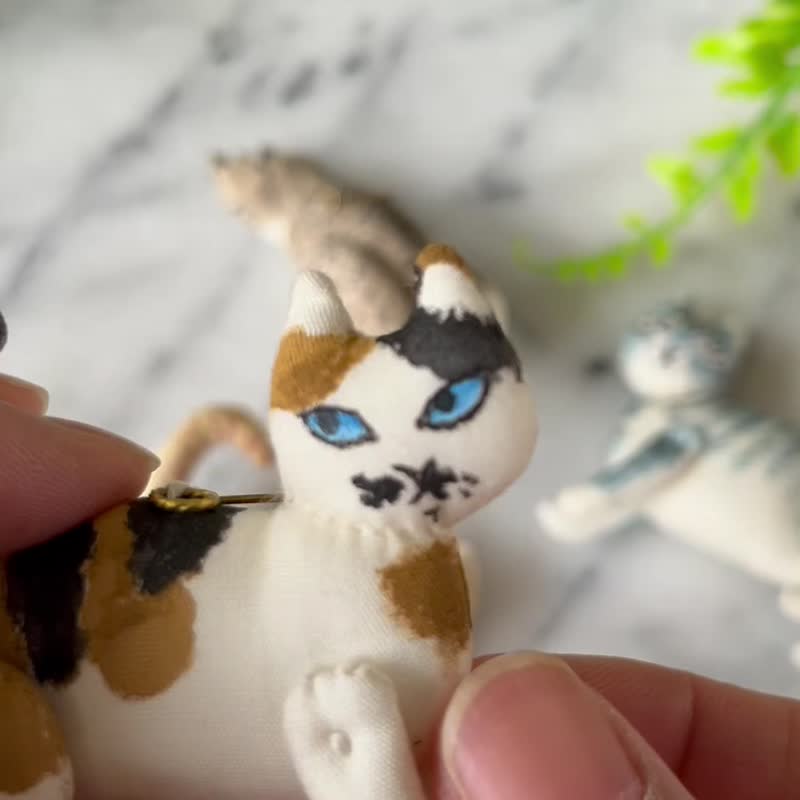 猫咪吊坠胸针印花布猫 - 项链 - 棉．麻 多色