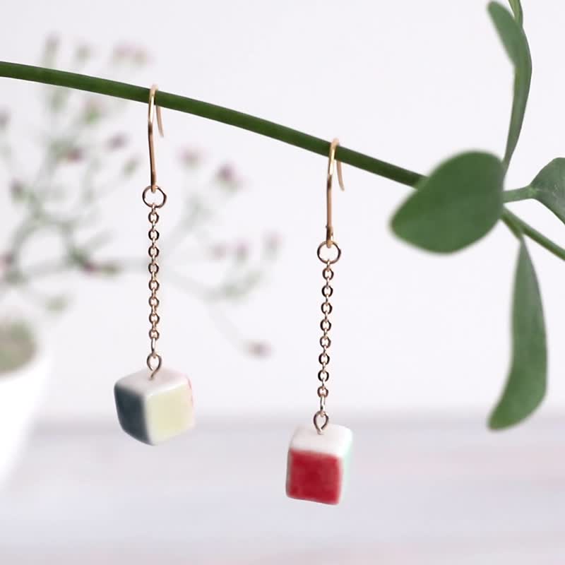 Cube earrings - 耳环/耳夹 - 瓷 红色