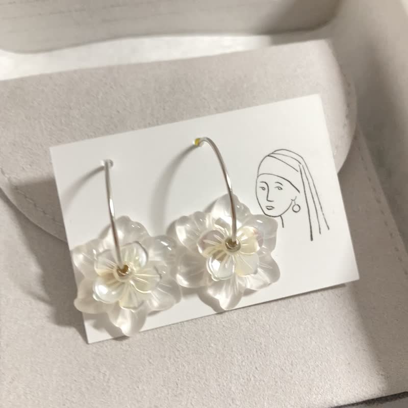 【小众设计感】天然贝壳贝母水晶花 全925纯银耳勾 - 耳环/耳夹 - 纯银 银色