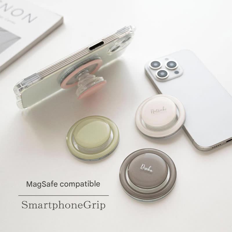 MagSafe 兼容 【 饱满可爱 手机指环支架 刻名字 】 MagSafe 手机支架 指环扣 iPhone 文字刻印 FZ13U - 手机座/防尘塞 - 塑料 咖啡色