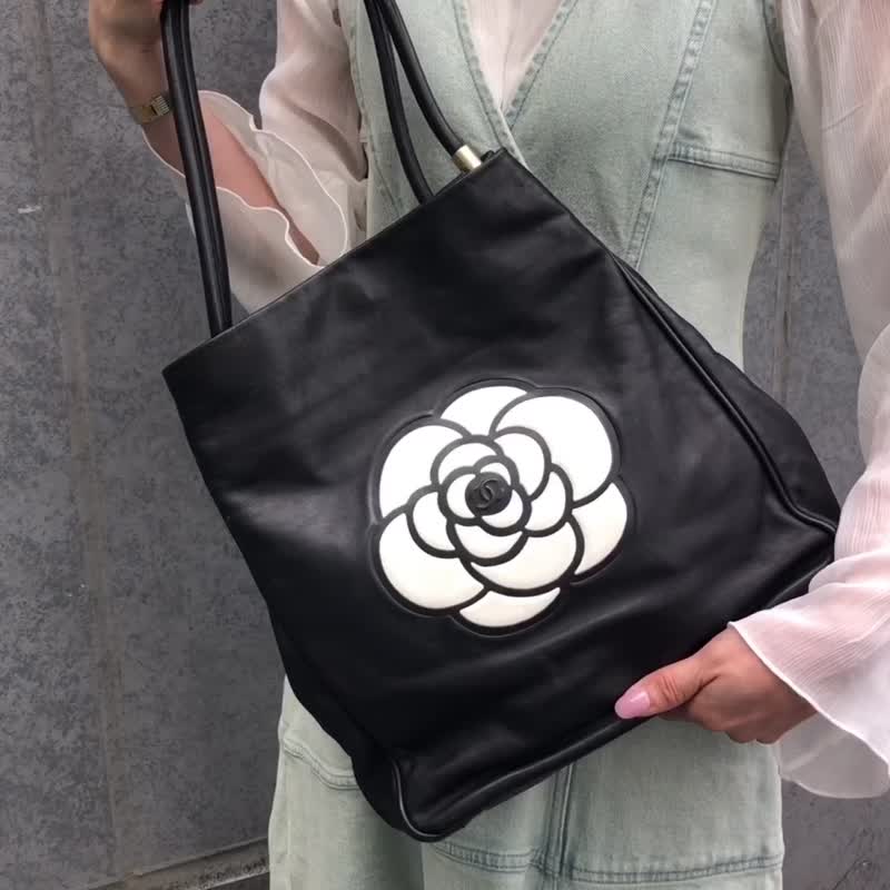 【日本直送 名牌中古包】CHANEL 香奈儿 托特包 黑色 白色 山茶花 标志 皮革 羊皮 vintage 古董 3raaj5 - 手提包/手提袋 - 真皮 黑色