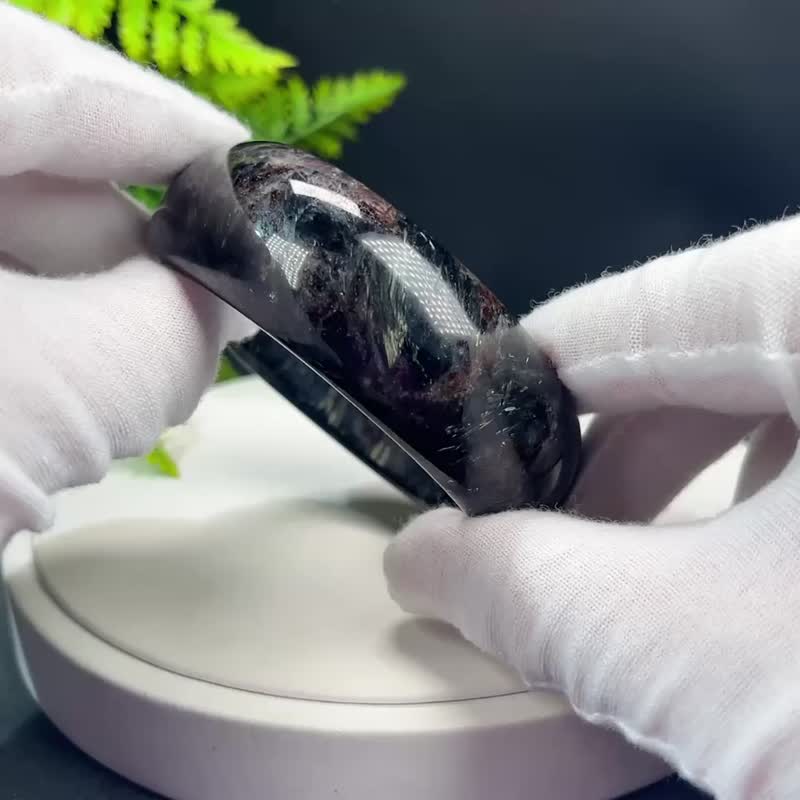 精美 石榴石蓝闪石共生手镯 59+MM 玉化爆晶烟花纹 平和幸福护佑 - 手链/手环 - 水晶 