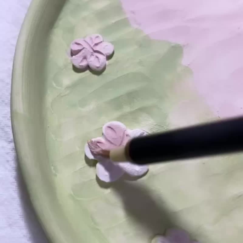 【免费礼盒】春日樱花白猫盘 (大)|卡片代写 手作陶艺 - 盘子/餐盘/盘架 - 瓷 粉红色