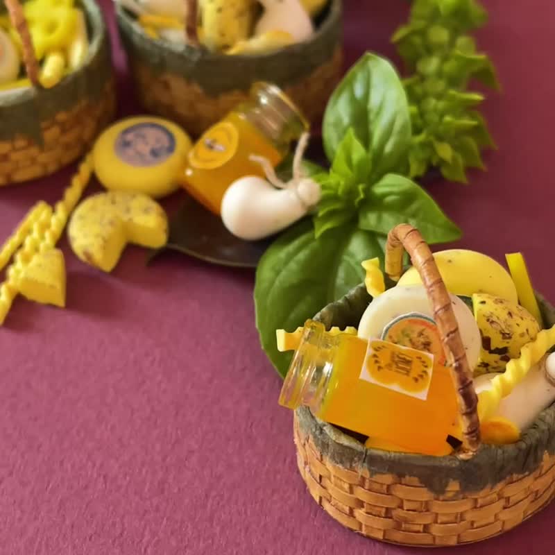 1:12 比例的迷你篮子，装有起司和蜂蜜 - 玩偶/公仔 - 其他金属 多色