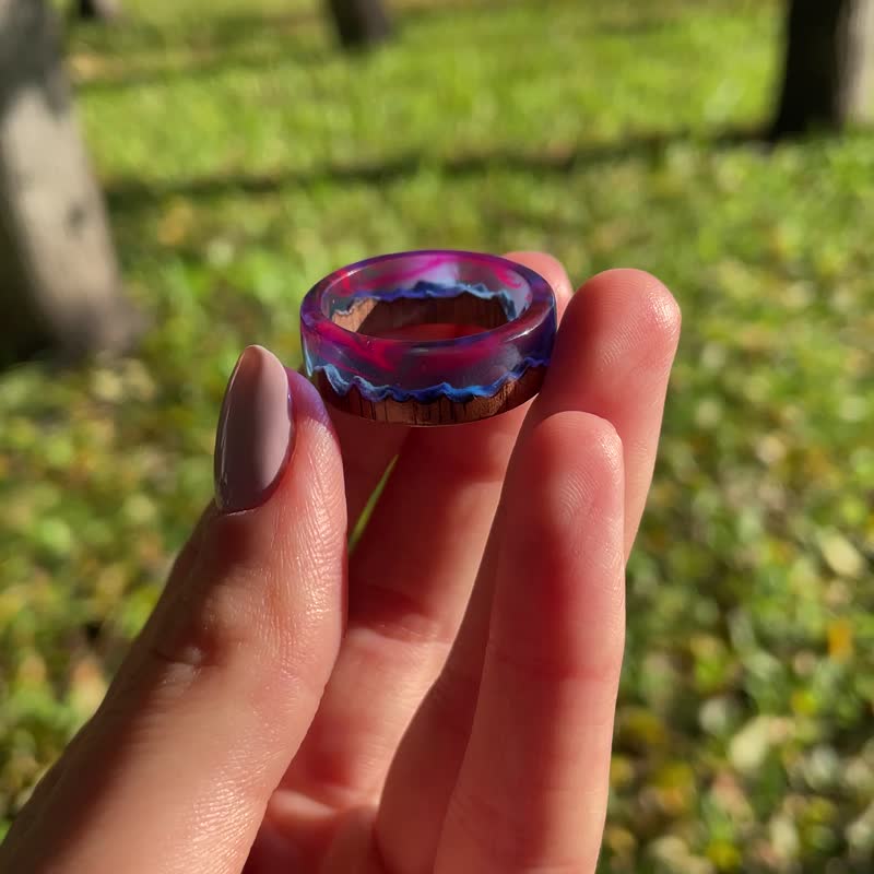 手工制作的木制树脂戒指挪威灯 V2 在黑暗中发光 - 戒指 - 木头 紫色