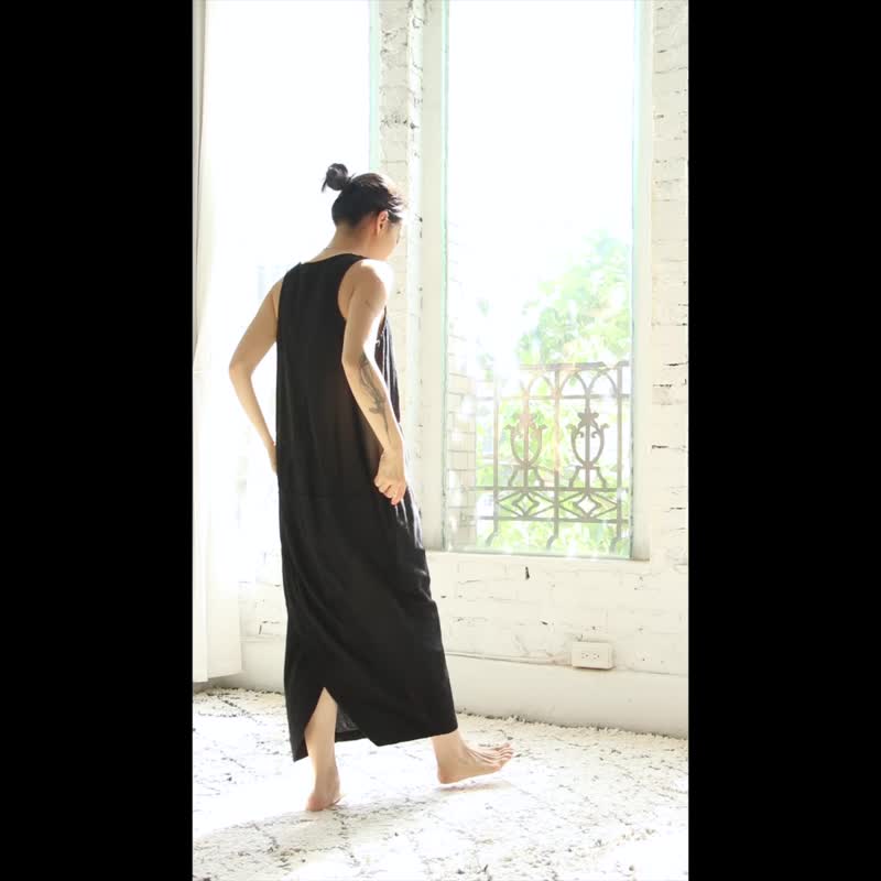 OMAKE 后交叠开衩V领洋装 / 菱纹布 米白 - 洋装/连衣裙 - 棉 白色