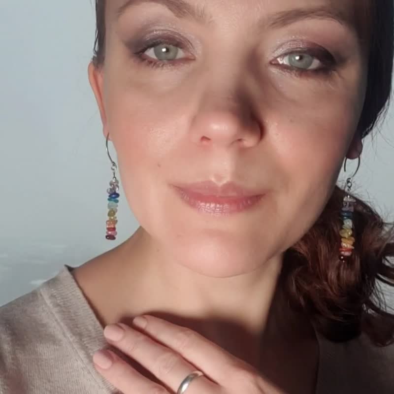 Seven Chakras Crystal Earrings, Rainbow gemstone gift, Yoga Jewelry for Her - 耳环/耳夹 - 宝石 灰色