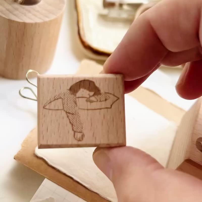 吴郁小姐在沙发上摆烂 | 印章 - 印章/印台 - 塑料 咖啡色