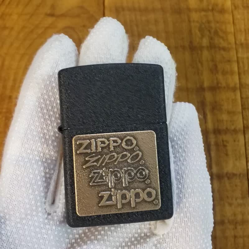 【ZIPPO官方旗舰店】 黑裂漆徽章(金)防风打火机 362 - 其他 - 铜/黄铜 黑色