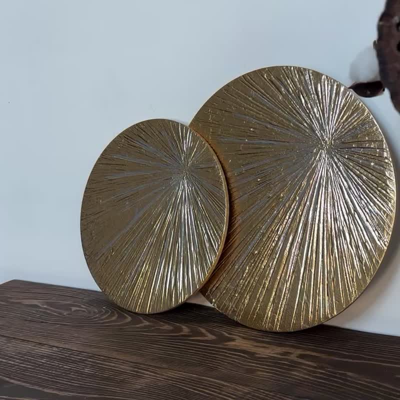 设置 2 幅金色圆形画，在墙上设置平底锅，金州两幅画 - 海报/装饰画/版画 - 其他材质 金色