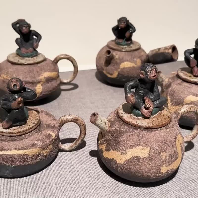 台湾名家周圣钧【岩矿】手作黑瓦壶  猴儿谈天趣 五把一组 - 茶具/茶杯 - 陶 卡其色