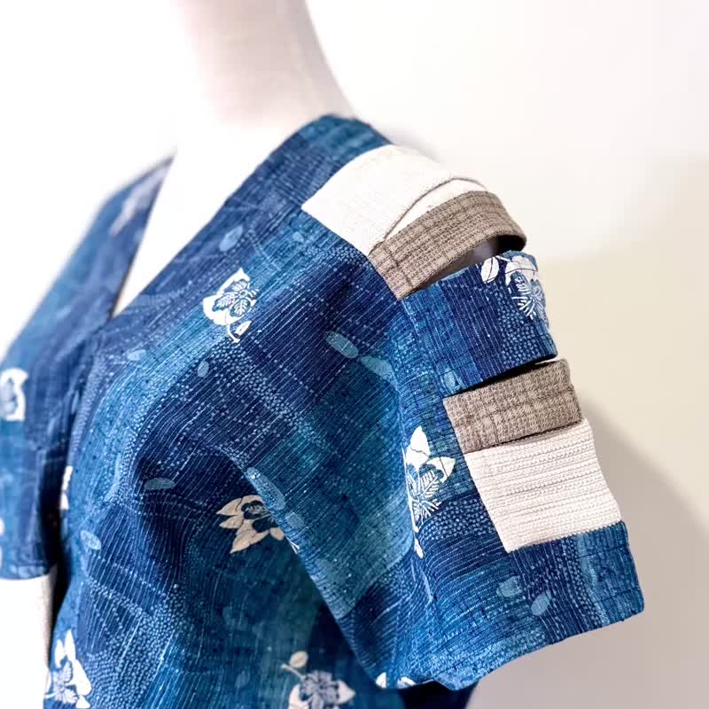 和风蓝染白色印花纯棉不对称袖镂空线条拼接米白咖啡格纹四角罩衫 - 女装衬衫 - 棉．麻 蓝色